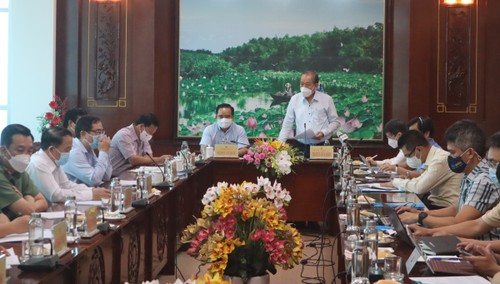 Vizepremierminister Truong Hoa Binh tagt mit Leitern der Provinz Long An über Covid-19-Bekämpfung - ảnh 1