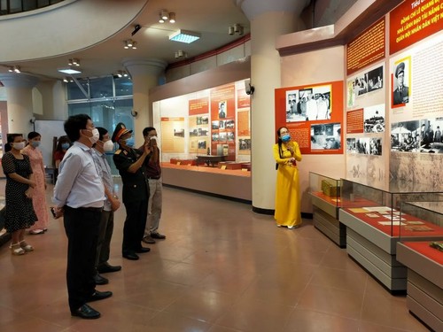 Ausstellung zum 100. Geburtstag des ehemaligen Parlamentspräsidenten Le Quang Dao - ảnh 1