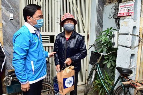 Hanoi verteilt kostenlose Portionen für die von der Covid-19-Pandemie betroffenen Menschen - ảnh 1