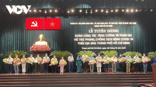 Ho Chi Minh Stadt ehrt die für die Covid-19-Bekämpfung eingesetzten Delegationen - ảnh 1