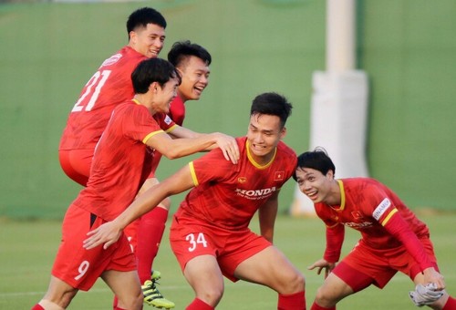 Fußballnationalmannschaft trainiert in Vung Tau, um sich auf AFF Cup vorzubereiten - ảnh 1
