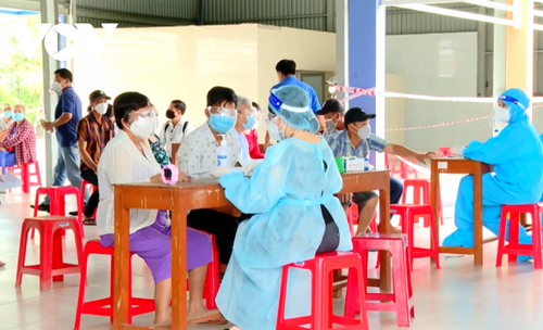 Vietnam meldet binnen 24 Stunden mehr als 10.000 Covid-19-Neuinfektionen - ảnh 1