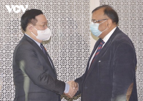 Parlamentspräsident Vuong Dinh Hue trifft Geschäftsführer des nationalen Ölkonzerns Indiens - ảnh 1