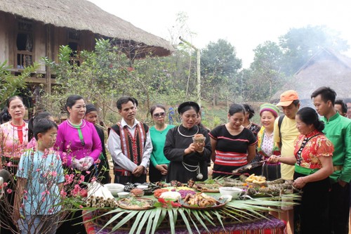 Darstellung traditioneller Feste ethnischer Minderheiten im Kultur- und Tourismusdorf der vietnamesischen Volksgruppen - ảnh 1