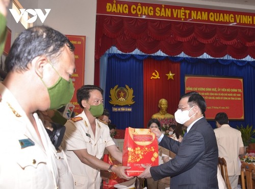 Vuong Dinh Hue besucht Polizisten und medizinisches Personal an vorderster Front gegen Covid-19 in Ca Mau - ảnh 1