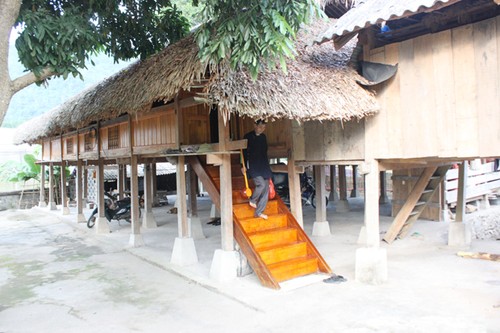 Ha Giang bewahrt traditionelle Stelzenhäuser - ảnh 1