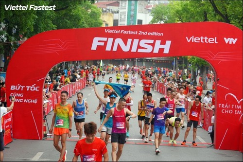 Laufwettbewerb Viettel Fastes unterstützt mit mehr als 24.000 Euro das Programm „Herzen für Kinder“ - ảnh 1