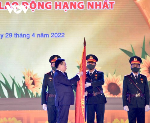 Parlamentspräsident Vuong Dinh Hue nimmt am 30. Jahrestag der Wiedergründung der Provinz Tra Vinh teil - ảnh 1