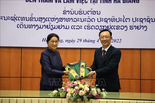 Laotische Vizestaatspräsidentin Pany Yathotou besucht Provinz Ha Giang - ảnh 1