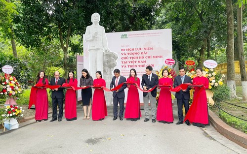 Ausstellung “Ho Chi Minh-Gedenkstätten und –Statuen“ - ảnh 1
