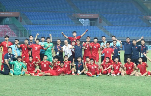 U19-Fußballmannschaft erhält Prämie von 12.700 Euro nach dem Sieg gegen die Auswahl aus Thailand - ảnh 1