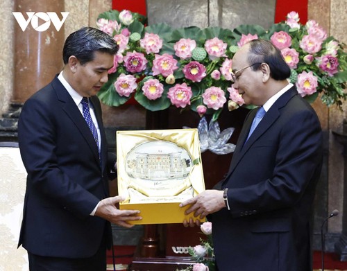 Staatspräsident Nguyen Xuan Phuc empfängt Leiter der laotischen obersten Staatsanwaltschaft  - ảnh 1