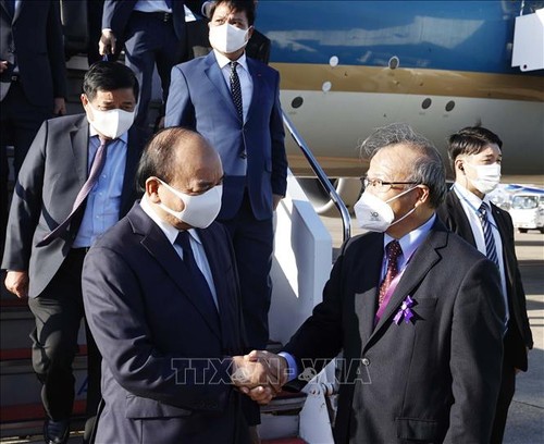 Der Staatspräsident ist in Tokio angekommen, um an Staatstrauer für verstorbenen Premierminister Abe teilzunehmen - ảnh 1