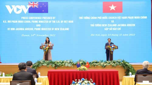 Premierminister Pham Minh Chinh und seine neuseeländische Amtskollegin nehmen an der Unterzeichnung der Dokumente teil - ảnh 1