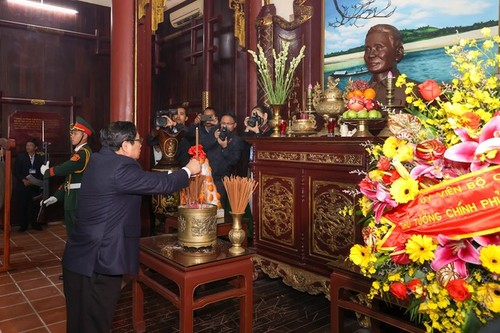 Premierminister Pham Minh Chinh zündet Räucherstäbchen zu Ehren des verstorbenen Premierministers Pham Van Dong an - ảnh 1