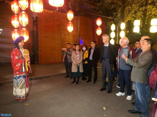 Hanoi: Tour „Die Nacht im königlichen Palast Thang Long“ für ausländische Touristen - ảnh 1