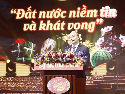 Staatspräsident Nguyen Xuan Phuc bei Kunstprogramm „Der Frühling im Heimatland“ 2023 - ảnh 1