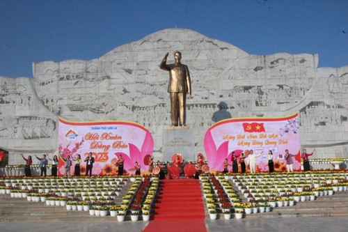 Tausende Menschen nehmen am „Frühlingsfest zu Ehren des Präsidenten Ho Chi Minh“ in Son La teil - ảnh 1