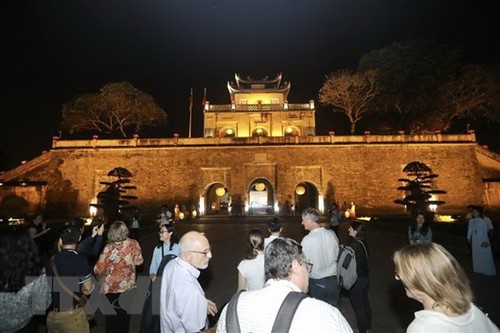 Literaturtempel und Thang Long-Zitadelle in der Nacht erleben - ảnh 1
