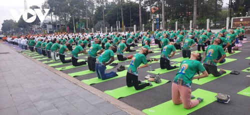 Weltyogatag: 500 Menschen nehmen an einer öffentlichen Übung in Dong Thap teil - ảnh 1