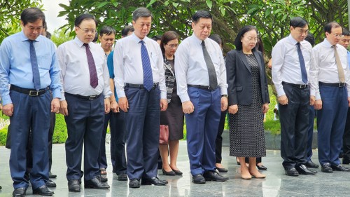 Leiter der Zentralabteilung für Aufklärung und Erziehung Nguyen Trong Nghia tagt mit Parteileitung der Provinz Dien Bien - ảnh 1