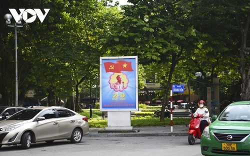 Zum Nationalfeiertag werden Straßen in Hanoi bunt dekoriert - ảnh 2