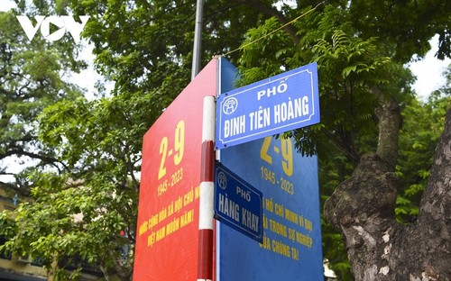 Zum Nationalfeiertag werden Straßen in Hanoi bunt dekoriert - ảnh 3