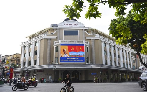 Zum Nationalfeiertag werden Straßen in Hanoi bunt dekoriert - ảnh 5