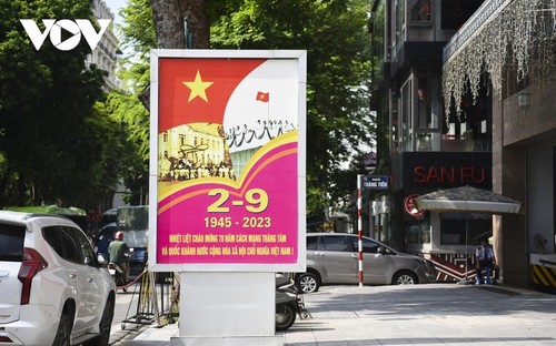 Zum Nationalfeiertag werden Straßen in Hanoi bunt dekoriert - ảnh 6