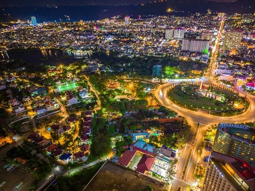 Vietnam: Attraktive Destination für ausländische Direktinvestitionen und internationale Touristen - ảnh 1
