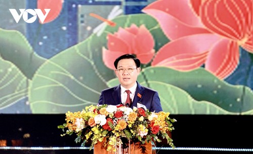 Parlamentspräsident Vuong Dinh Hue nimmt am 60. Gründungstag der Stadt Vinh teil - ảnh 1