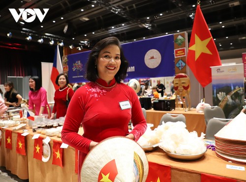 Vietnam nimmt am internationalen Wohltätigkeitsfest 2023 in Prag teil - ảnh 1