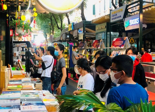 Zahlreiche interessante Aktivitäten zum Tetfest auf Bücherstraße in Ho-Chi-Minh-Stadt  - ảnh 1