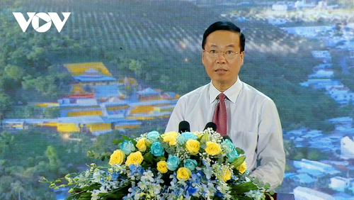 Staatspräsident Vo Van Thuong nimmt am Frühlingsfest der Grenzsoldaten und Dorfbewohner teil - ảnh 1