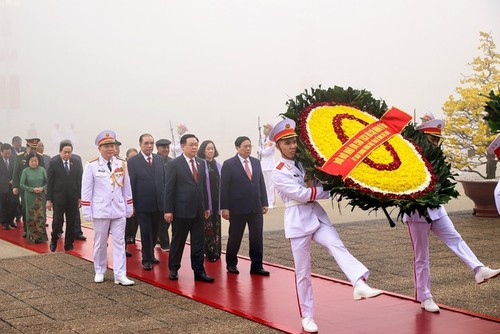 Leiter der Partei und des Staates besuchen Ho-Chi-Minh-Mausoleum - ảnh 1