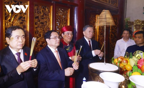 Premierminister Pham Minh Chinh zündet Räucherstäbchen zu Ehren der Hung-Könige an - ảnh 1