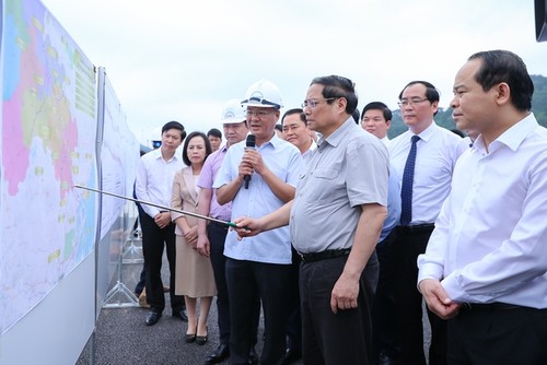 Premierminister Pham Minh Chinh besucht Huu-Nghi-Grenzübergang  - ảnh 1