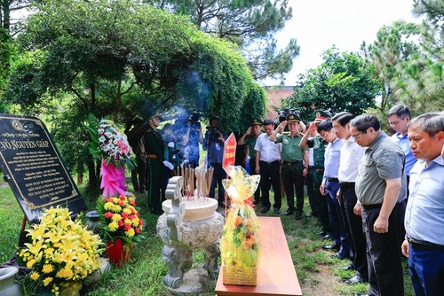 Premierminister Pham Minh Chinh zündet Räucherstäbchen zu Ehren des Generals Vo Nguyen Giap und gefallener Soldaten - ảnh 1