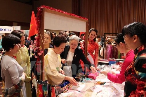越南积极参加亚太妇女协会的慈善义卖活动 - ảnh 1