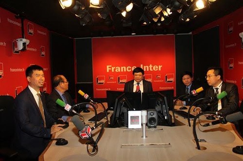 越南之声广播电台与法国广播电台签署合作协议 - ảnh 1