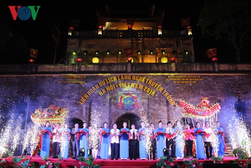 传统祖业恭迎仪式：富有越南农村民间文化色彩 - ảnh 1