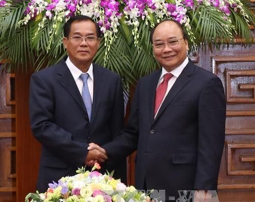 越南政府总理阮春福会见老挝计划投资部长苏潘•乔米赛 - ảnh 1