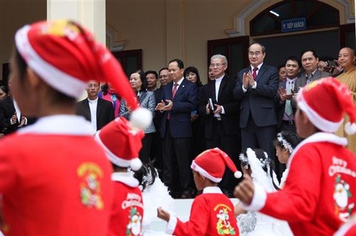 越南有关方面向天主教神职人员和信教群众致以圣诞祝贺 - ảnh 1