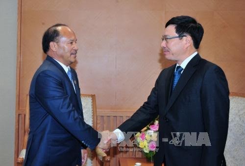 越南政府副总理兼外长范平明会见尼泊尔商业部长罗米·塔卡里 - ảnh 1