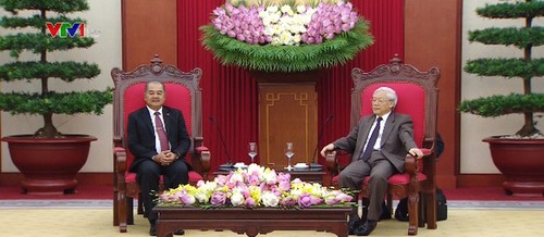 越共中央总书记阮富仲会见老挝人民革命党代表团 - ảnh 1