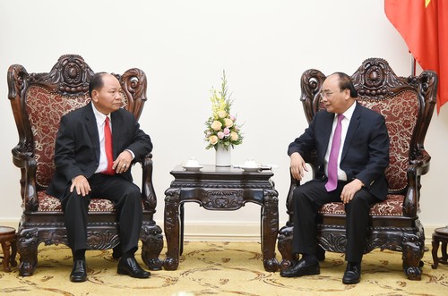 阮春福会见老挝内政部长坎曼 - ảnh 1