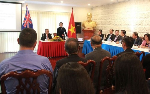 越南国会主席阮氏金看望越南驻澳大利亚大使馆工作人员 - ảnh 1