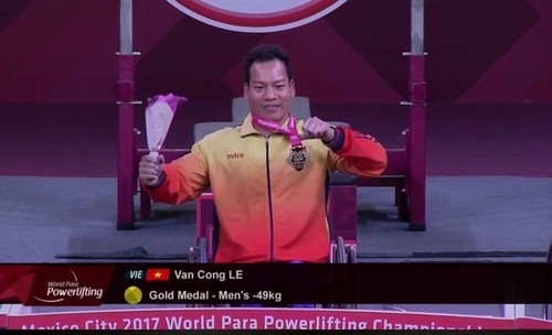 越南残疾人举重运动员黎文公荣获金牌 打破世界纪录 - ảnh 1