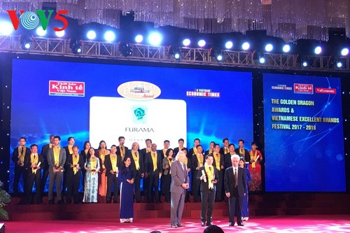 62家企业荣获"金龙"称号和100家企业获颁“越南驰名商标” - ảnh 1