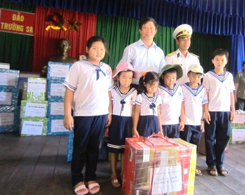 Provinz Khanh Hoa überreicht Kindern im Truong Sa-Inselkreis Geschenke - ảnh 1